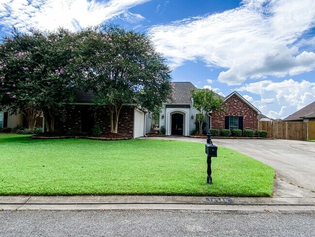 Building Photo - A Dutchtown Must See!