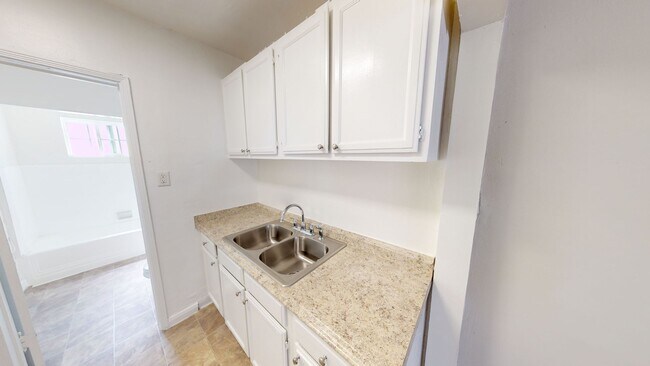 Building Photo - Adams Apartments...Gorgeous Newly Remodeled One Bedroom..Great Location!