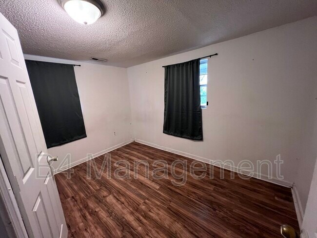 Foto del edificio - 1130 Upper Valley Falls Rd
