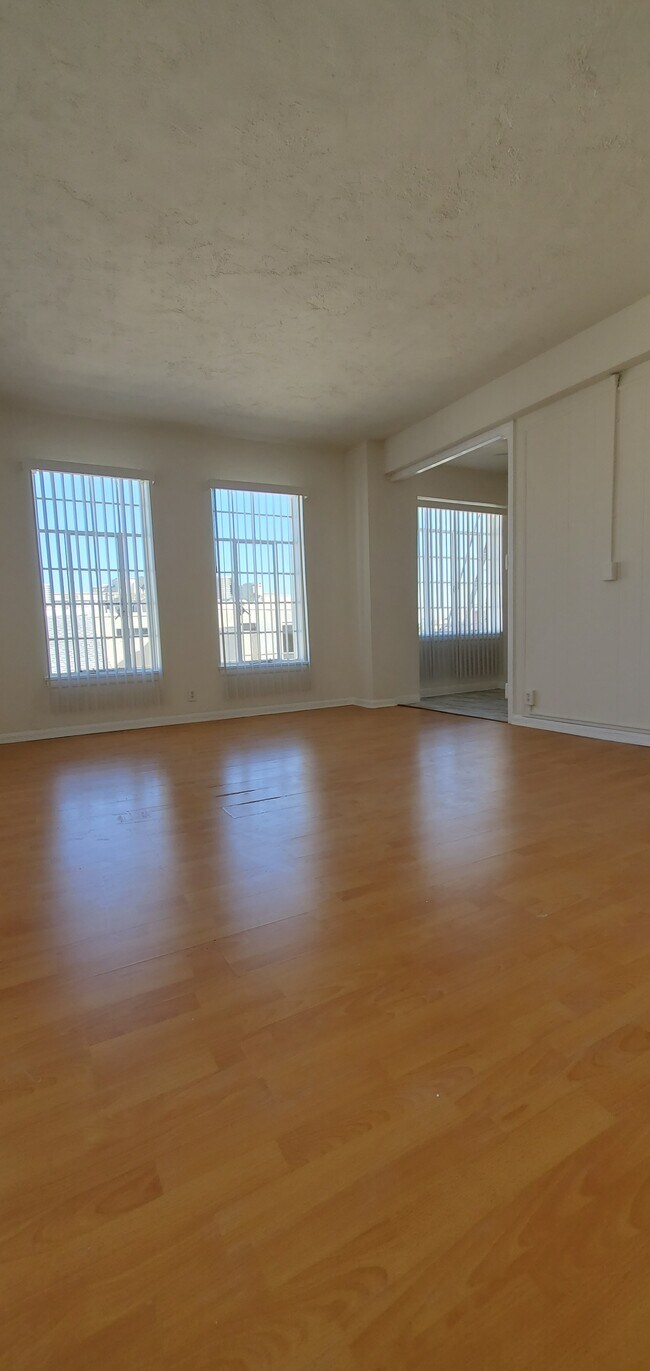 Foto del edificio - Wilshire Mediterranean Apartments
