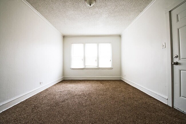 Foto del edificio - 1042 N Leamington Ave
