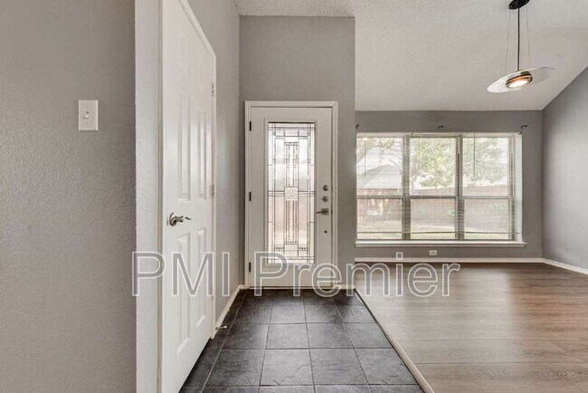 Foto del edificio - 1220 Royal Crescent Dr