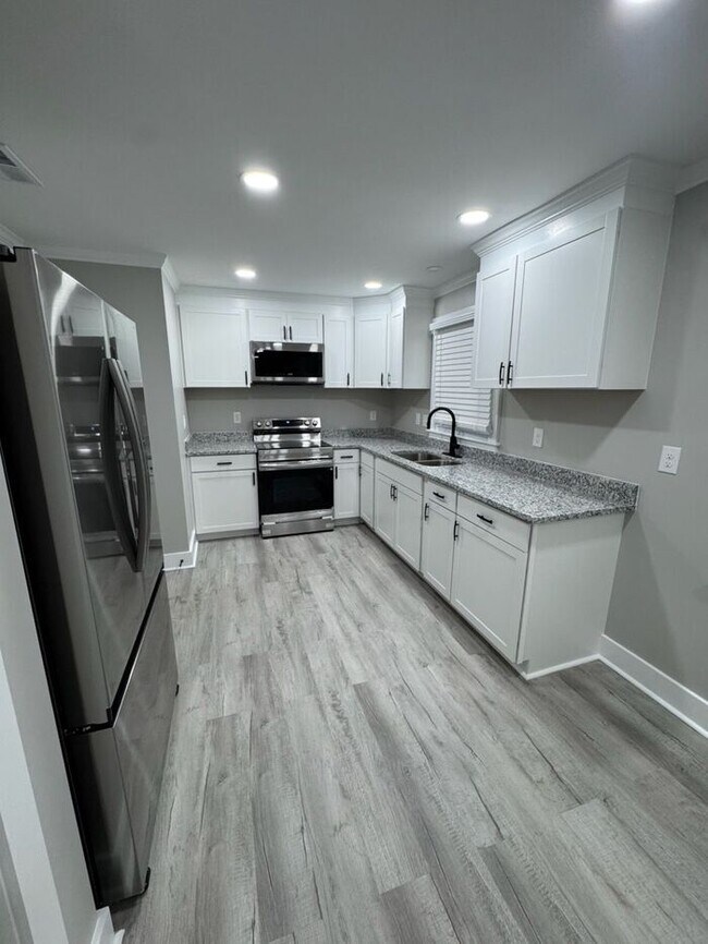 Foto del edificio - NEWLEY RENOVATED-This one won't last long! Schedule your tour today!