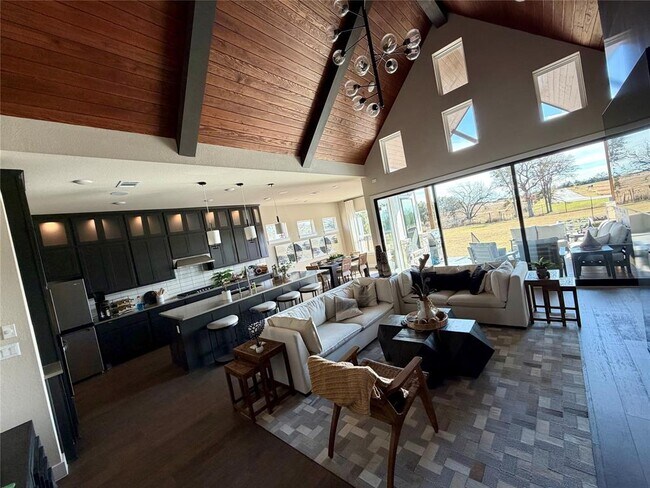 Building Photo - 217 Northcrest Dr