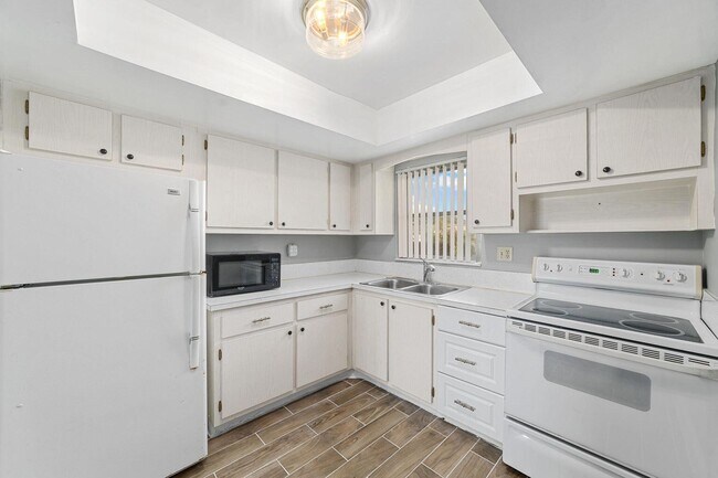 Building Photo - 2567 Dudley Dr W