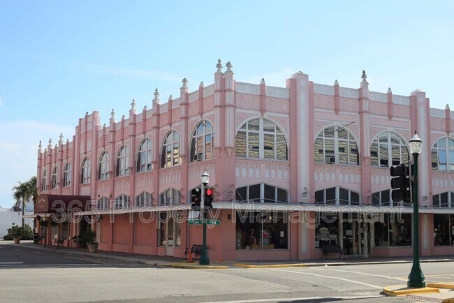 Building Photo - 107 W Oak St