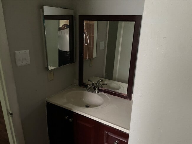 Building Photo - 1026 W Brompton Dr
