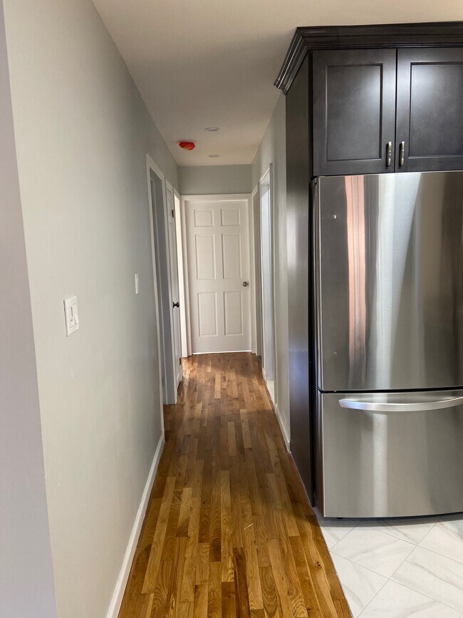 3 private bedrooms, linen closet and washer/dryer unit - 90 S 3rd St