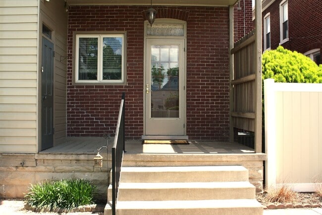 Building Photo - 646 Lincoln Way E