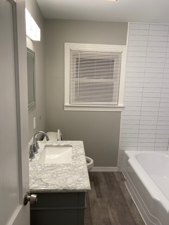 Building Photo - 1805 Brook Hollow Dr