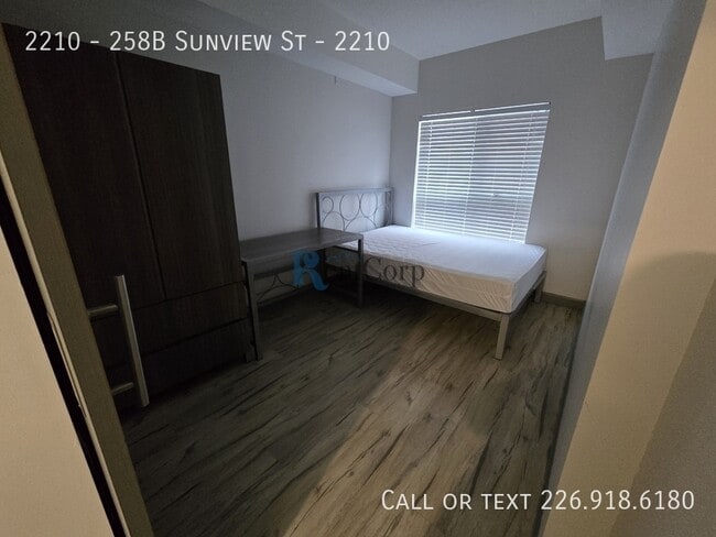 Photo du bâtiment - 258B-258B Sunview St