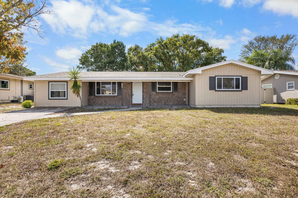 Foto principal - Beautifully renovated 4bdrm/2bath home wit...