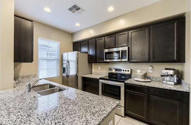 Foto del edificio - 2 br, 2.5 bath Townhome - 240 West Juniper...