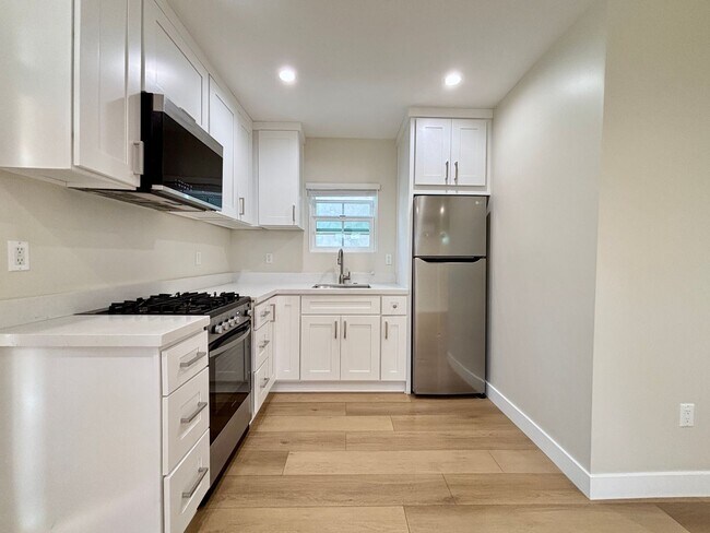 Foto del edificio - Private, Cozy, Backhouse Studio Located In...