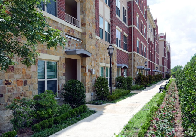Mustang Station Apartments Farmers Branch, TX