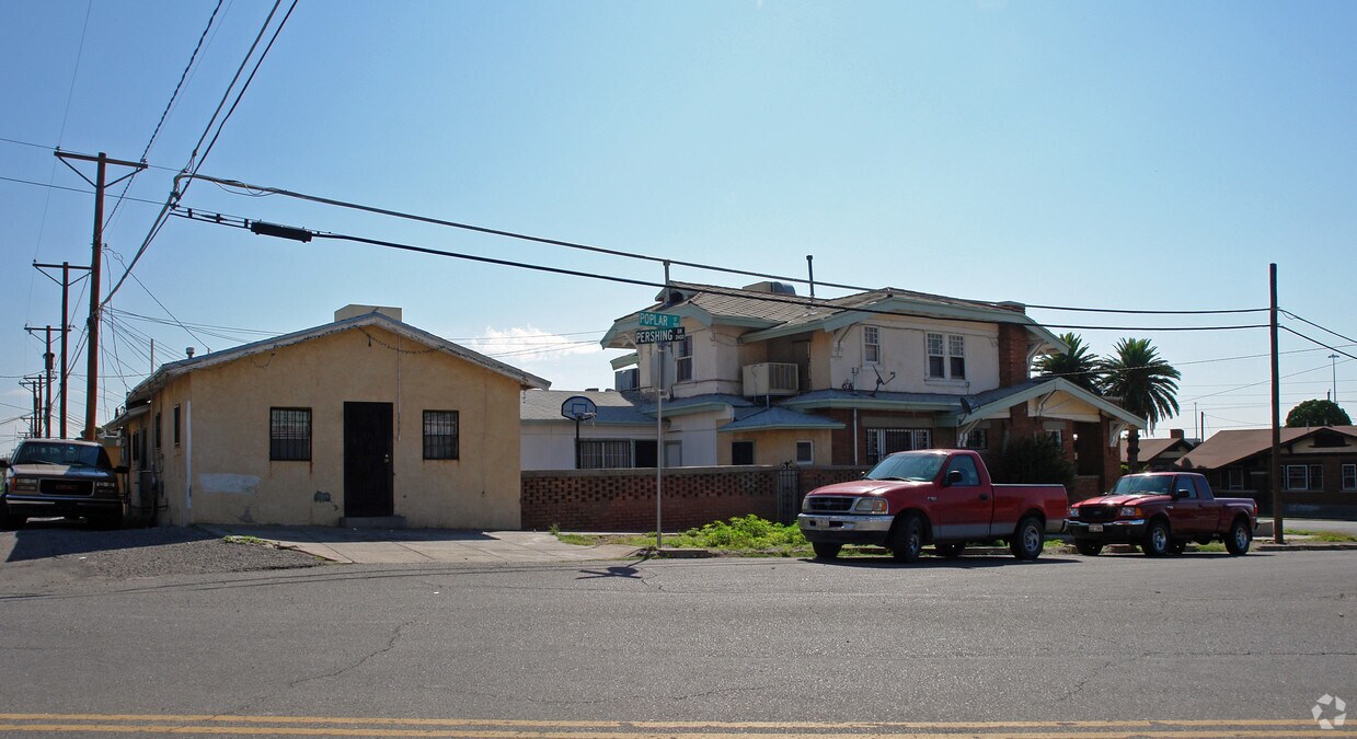 Building Photo - 2401 Montana Apt #2