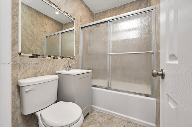 Foto del edificio - 1351 NE 156th St