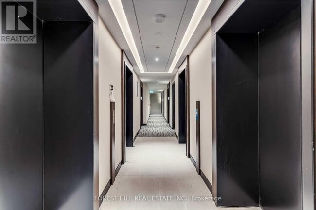 Building Photo - 2221 Yonge St