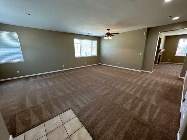 Building Photo - Beautiful 4 Bedroom 3 Bath Shadow Lakes Home