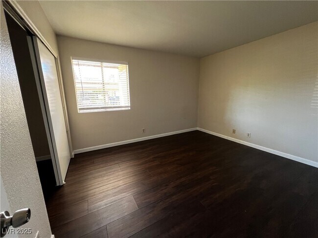 Foto del edificio - 5021 River Glen Dr