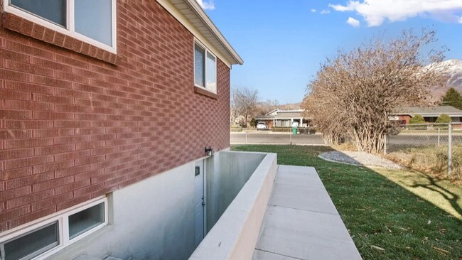 Building Photo - 386 200 E