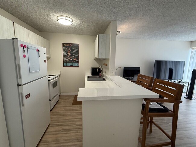 Foto del edificio - Conveniently Located One Bed/One Bath/One Parking at Piikoi Plaza