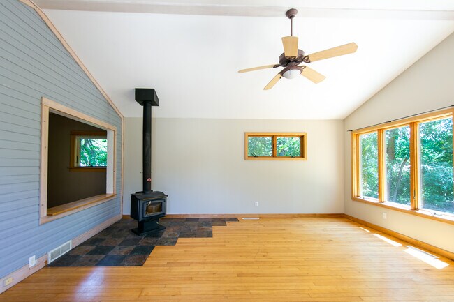 Building Photo - 107 Riverside Dr
