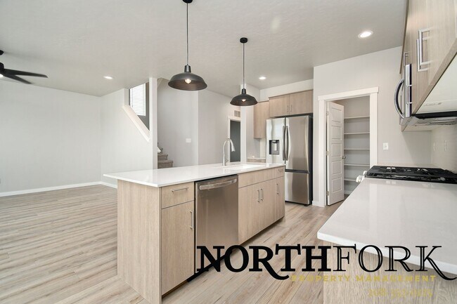 Foto del edificio - Modern Comfort Meets Meridian Living