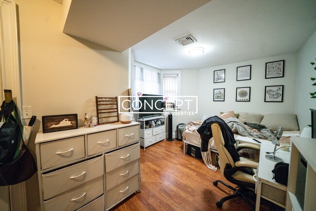 Building Photo - 719 Parker St