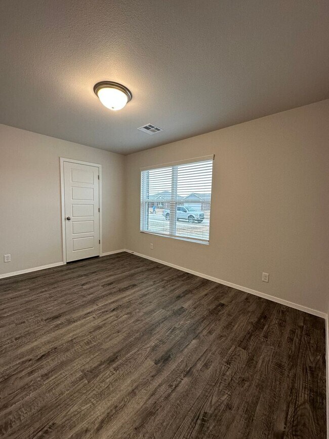 Foto del edificio - *New Year, New Home Special* Three Bedroom...