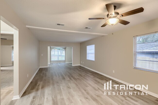 Foto del edificio - 25200 Quaker Ridge Ave