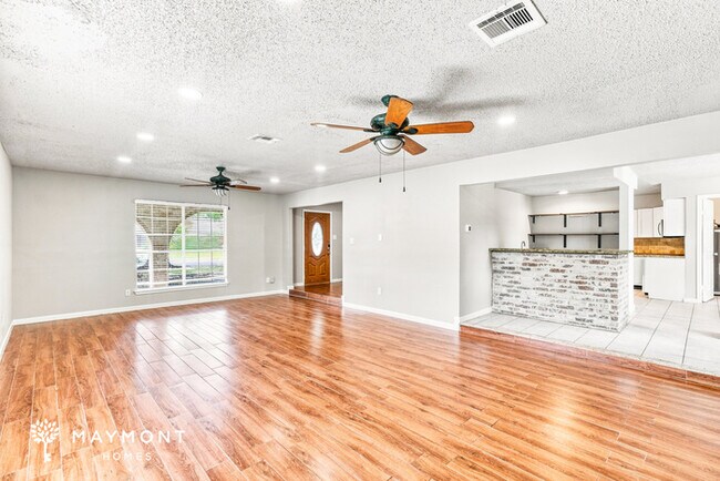 Foto del edificio - 4 Bedroom Home with Balcony in Houston