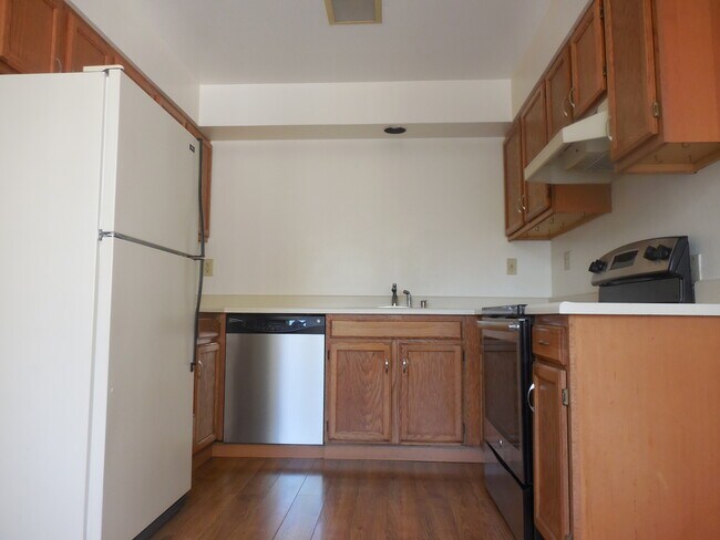 Building Photo - 2168 Carlmont Dr