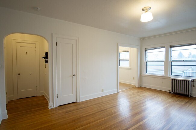 Building Photo - Adorable Studio w/Hardwoods, Built-ins + Close to TJ's!