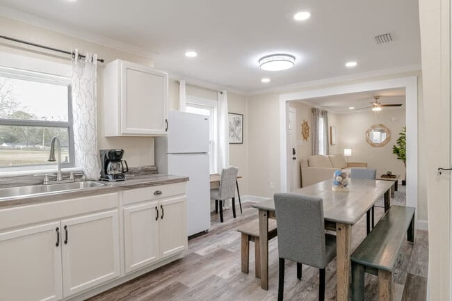 Building Photo - 2863 Potter Dr