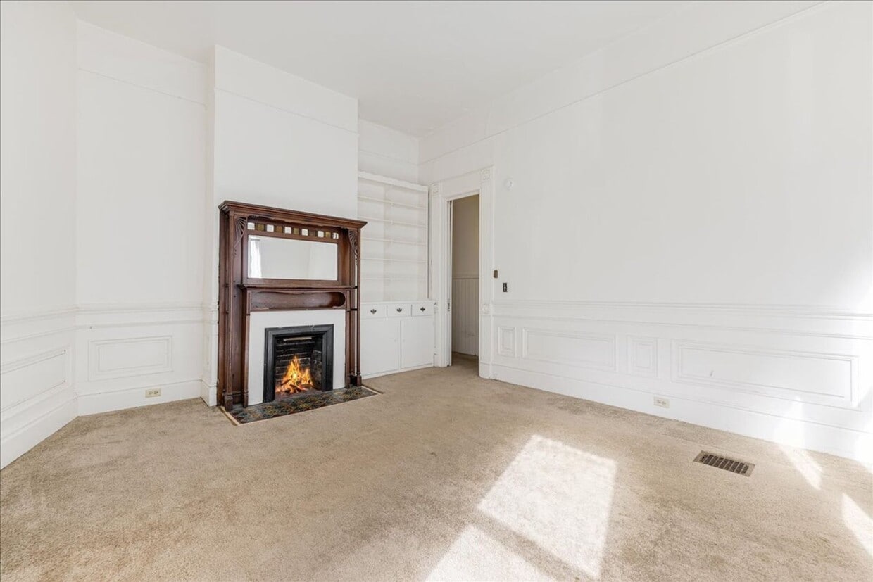 Primary Photo - Move-In Special! - Quaint 2 Bedroom 1 Bath Apartment in Vintage Victorian Style Home!