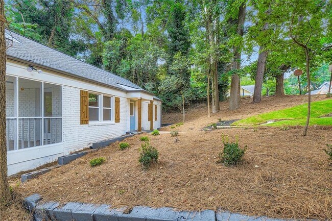 Building Photo - 1191 Beechview Dr SE