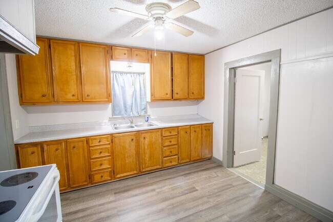 Building Photo - "Charming 2-Bedroom Retreat with Spacious 1411 sq. ft. Layout on Baylor Street, Lubbock!"