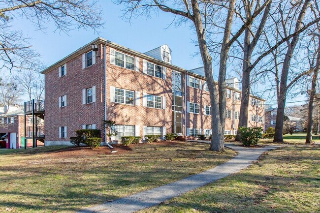 Building Photo - 39 Farrwood Ave