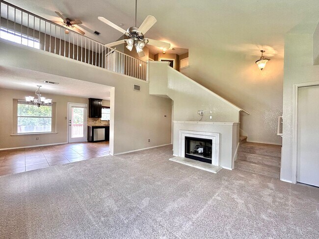 Building Photo - Lovely & Spacious 3/BR 2.5/BA Home in Roun...