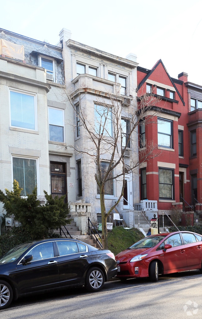 Building Photo - 2731 Ontario Rd NW