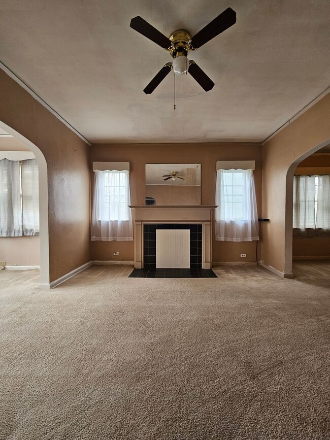 Building Photo - 3 bedroom 1 bath home in South Bend