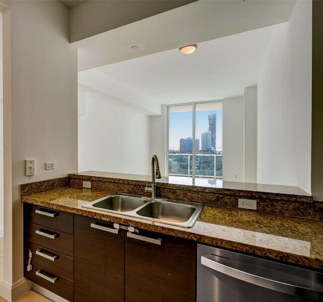 Building Photo - 2525 SW 3rd Ave