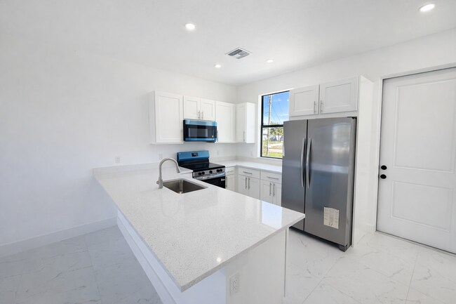 Building Photo - 4806-4808 Golfview Blvd