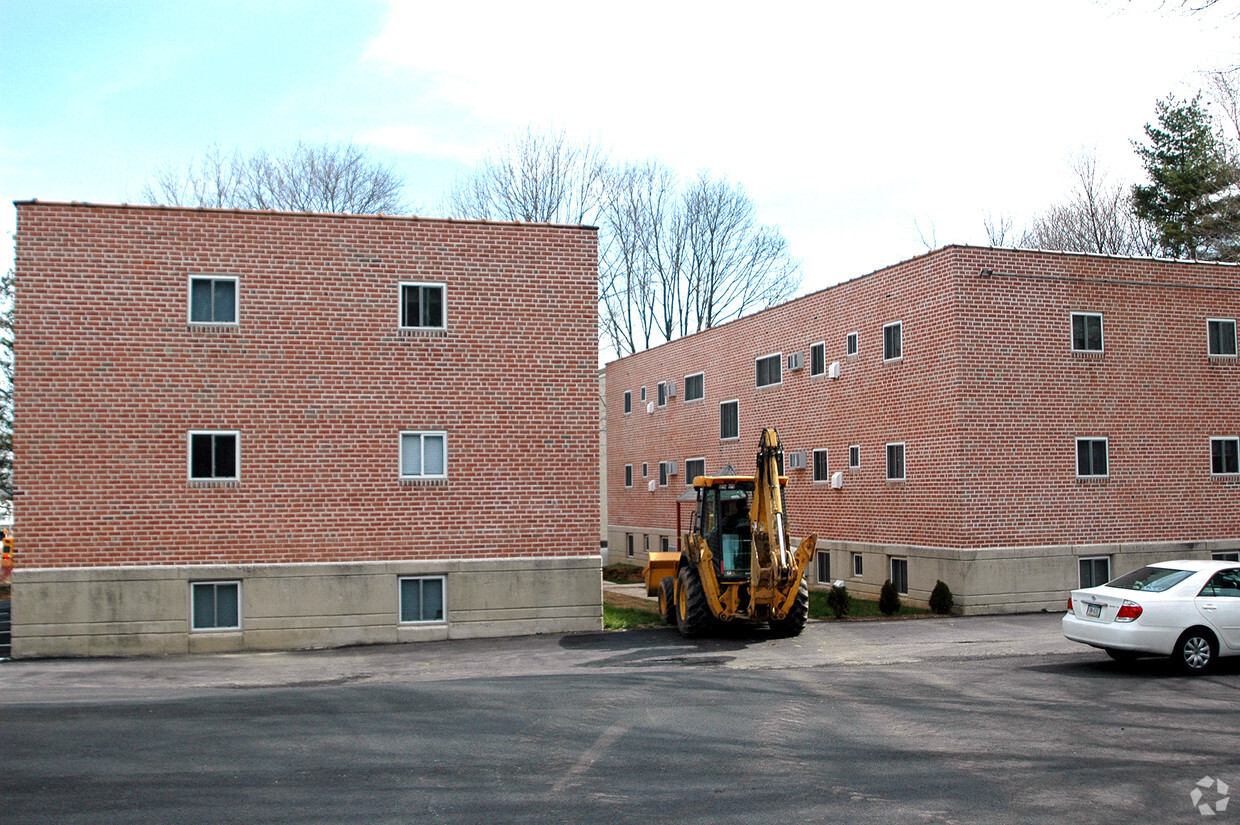 Larchmont Terrace Apartments in Broomall, PA