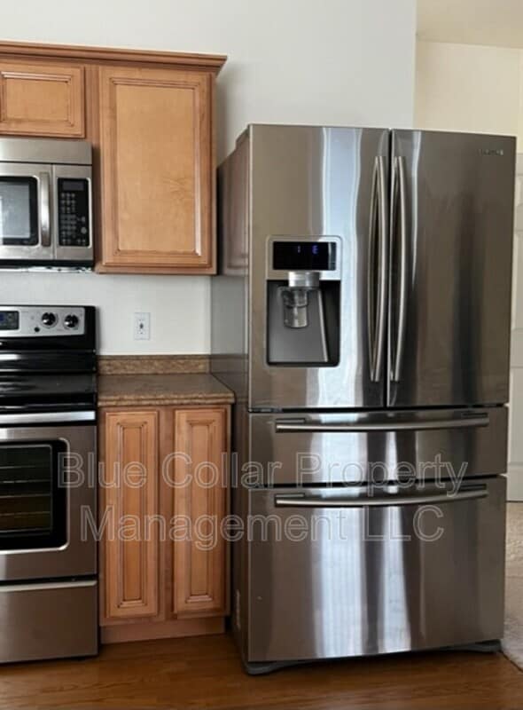 Building Photo - 104 College St