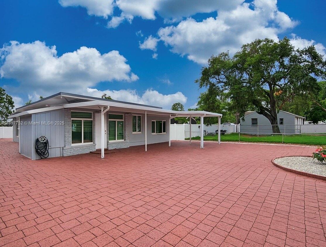 Foto principal - 6120 Hayes St