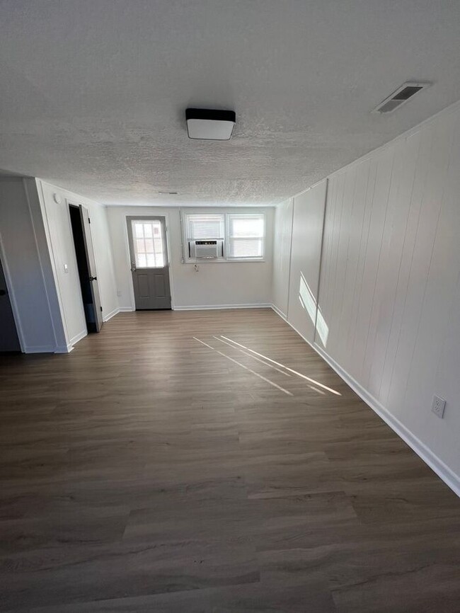 Foto del edificio - Spacious studio near downtown Easley.