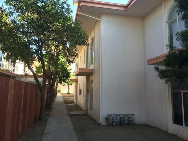 Apartamentos desde el corredor - Breezeway Apartments