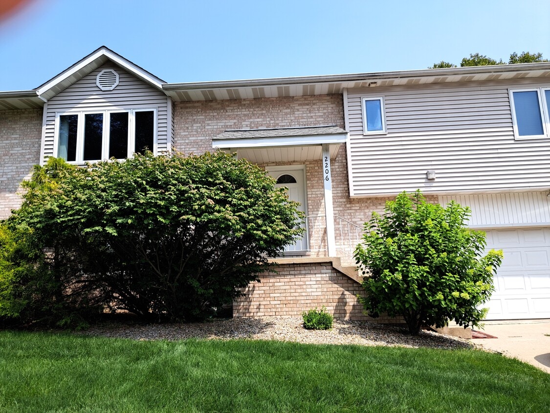 2206 Dixon Dr, Valparaiso, IN 46383 Townhome Rentals in Valparaiso IN